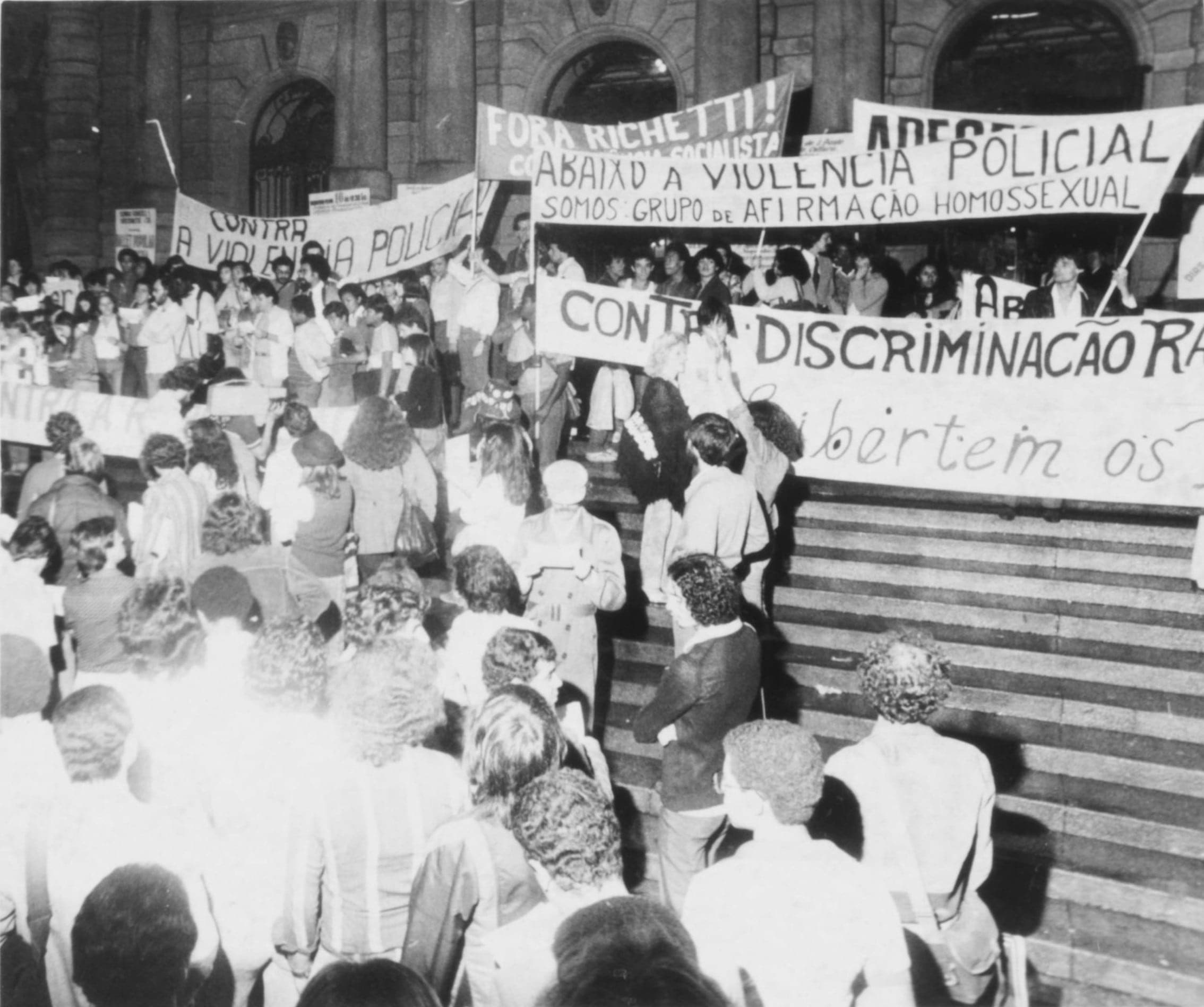 Manifestação contra os Rondões do delegado José Wilson Richetti, responsável pela delegacia Seccional de Polícia Centro, em frente ao Theatro Municipal de São Paulo, que ocorreu em 13 de junho de 1980. Fonte: Arquivo Público do Estado de São Paulo/ Reprodução Memorial da Resistência.